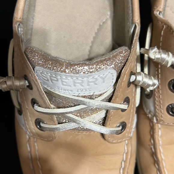 SPERRY’s womans size  8.5 medium. Tan with gold accents - Picture 3 of 8